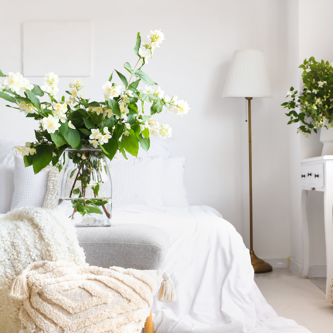 Bílý interiér a květiny