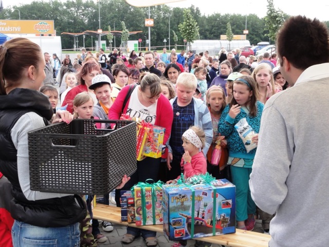 Malíři Natěrači CZ rozdávají dárky na dětském dnu